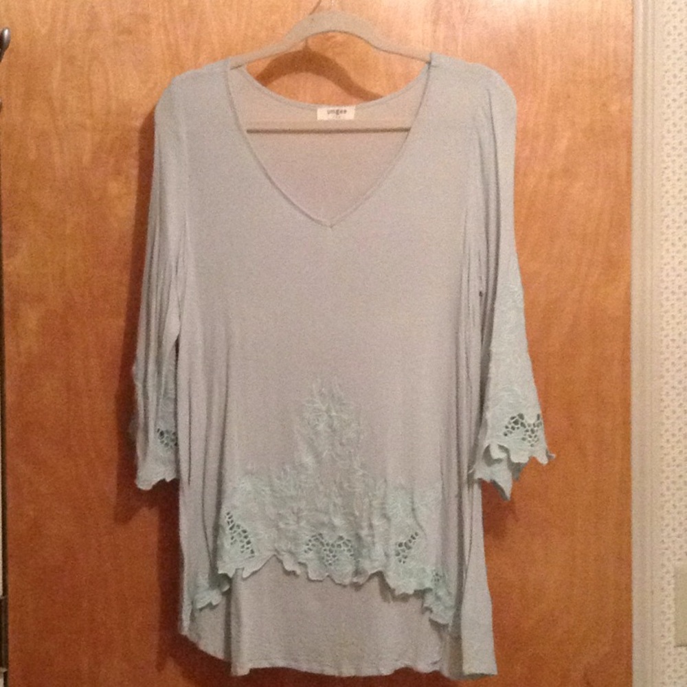 Umgee L lt mint green 3/4 sleeve top, longer back
